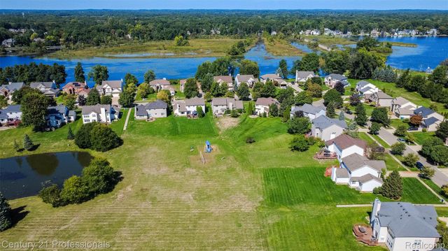 2004 Twin Sun Circle, Commerce Charter Township, MI 48390