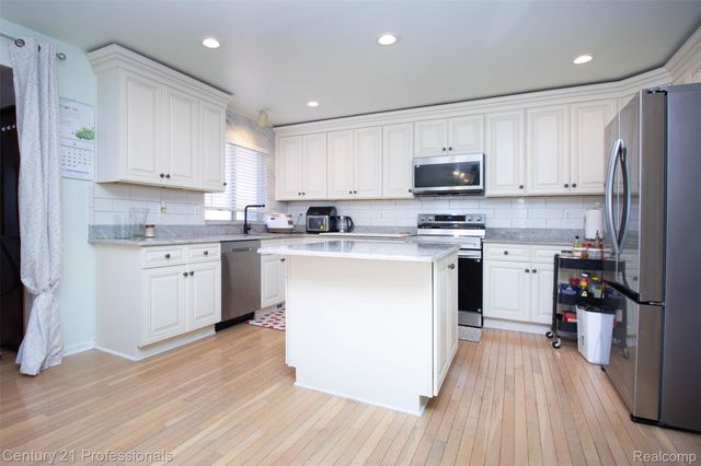 2004 Twin Sun Circle, Commerce Charter Township, MI 48390
