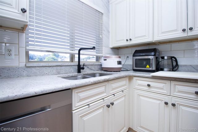 2004 Twin Sun Circle, Commerce Charter Township, MI 48390