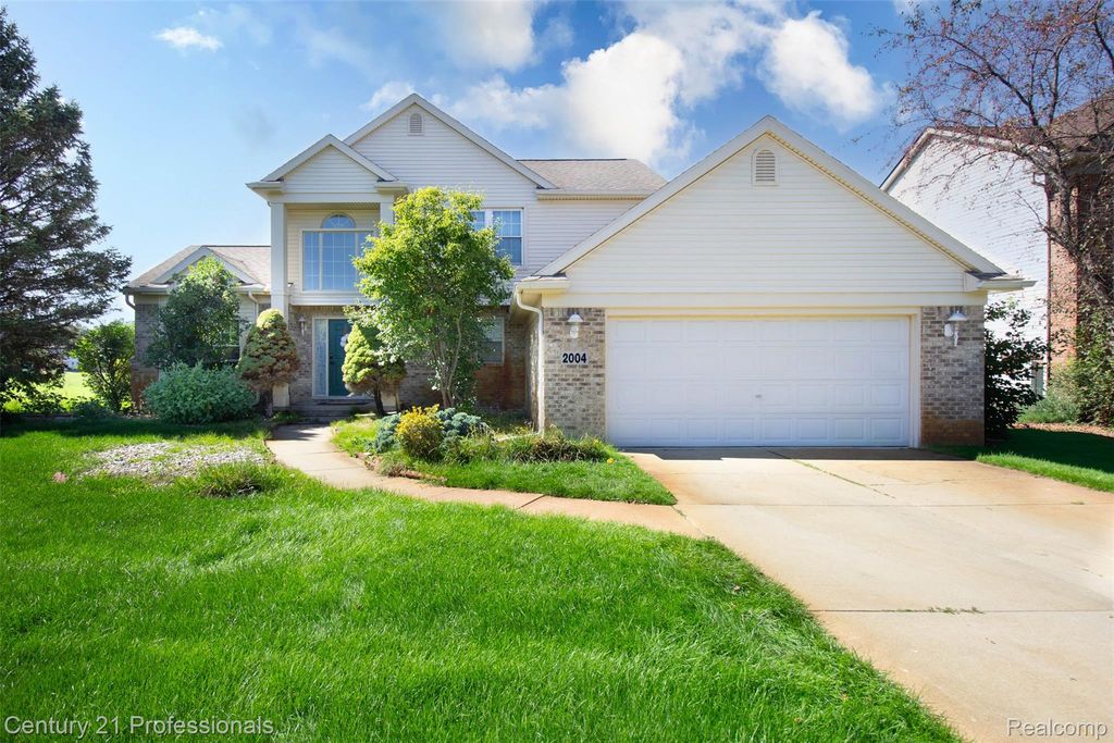 2004 Twin Sun Circle, Commerce Charter Township, MI 48390