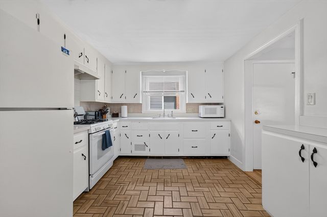 39 Hillsdale Rd, Dedham, MA 02026