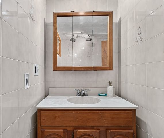 39 Hillsdale Rd, Dedham, MA 02026