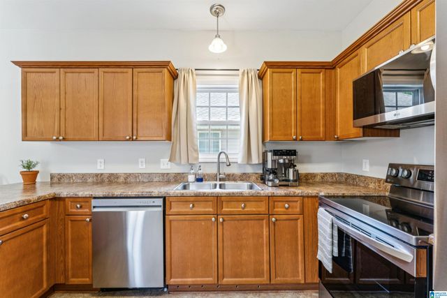 1290 VILLAGE TRAIL, Calera, AL 35040