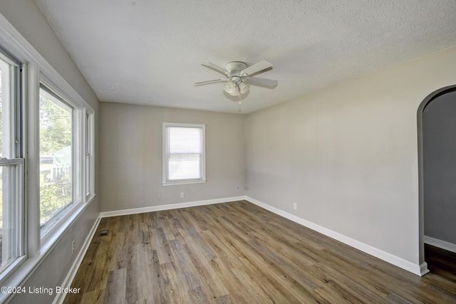 5015 Wellsworth Ave, Louisville, KY 40216