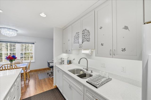 125 Kennedy Dr Apt 6, South Burlington, VT 05403