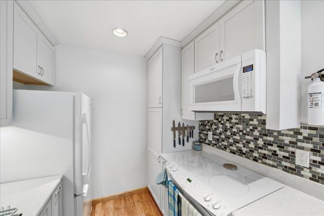125 Kennedy Dr Apt 6, South Burlington, VT 05403