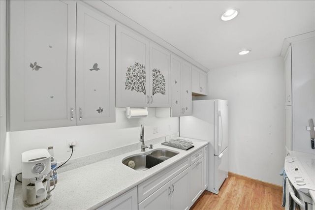 125 Kennedy Dr Apt 6, South Burlington, VT 05403