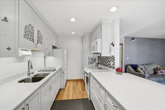 125 Kennedy Dr Apt 6, South Burlington, VT 05403