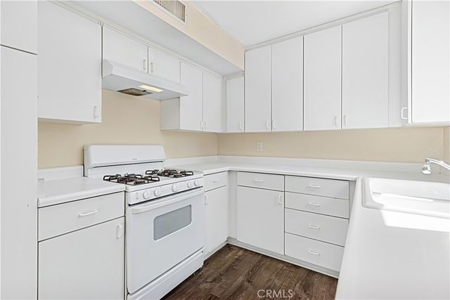 22139 Burbank Boulevard 7, Woodland Hills, CA 91367