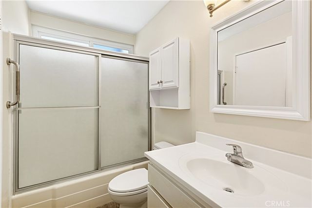 22139 Burbank Boulevard 7, Woodland Hills, CA 91367