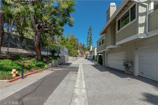 22139 Burbank Boulevard 7, Woodland Hills, CA 91367
