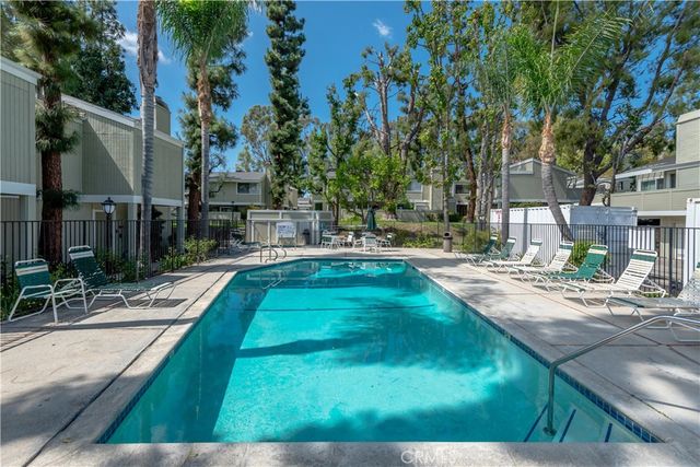 22139 Burbank Boulevard 7, Woodland Hills, CA 91367