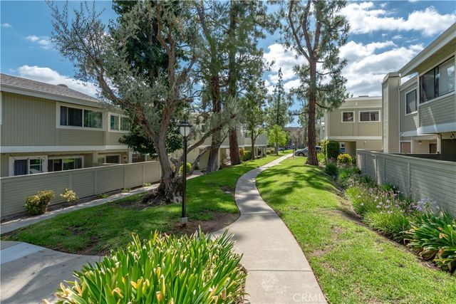 22139 Burbank Boulevard 7, Woodland Hills, CA 91367