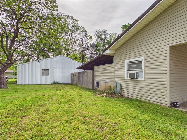 803 N Springfield Street, Berryville, AR 72616