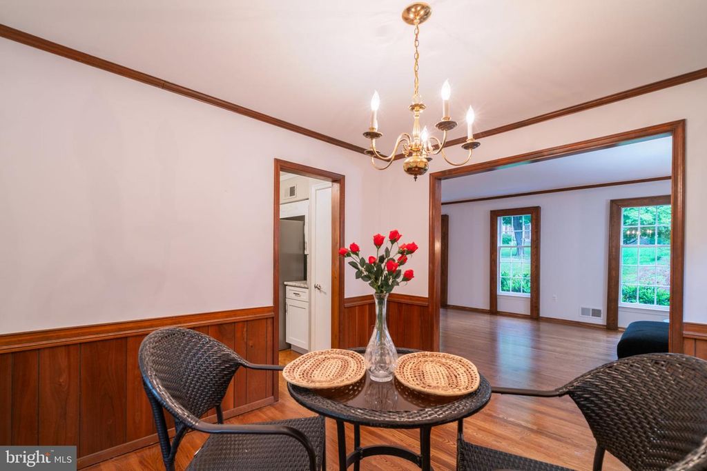 Image 11 of property listing at 14010 FLINT ROCK RD, Rockville, MD 20853