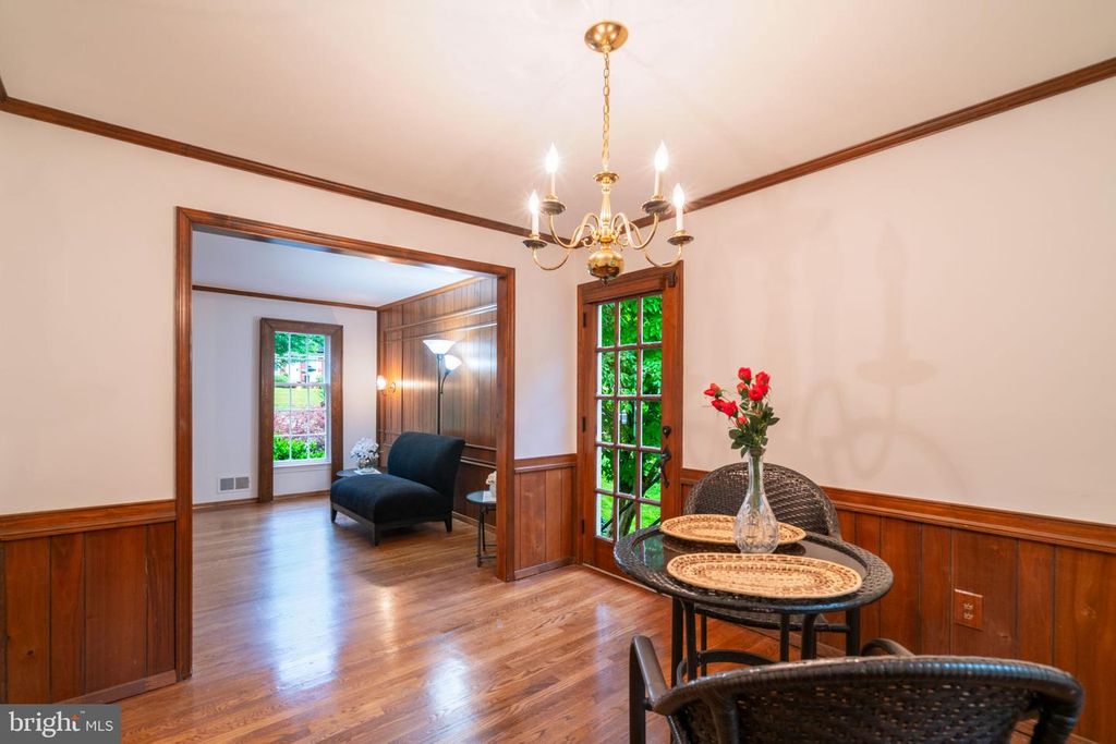 Image 13 of property listing at 14010 FLINT ROCK RD, Rockville, MD 20853