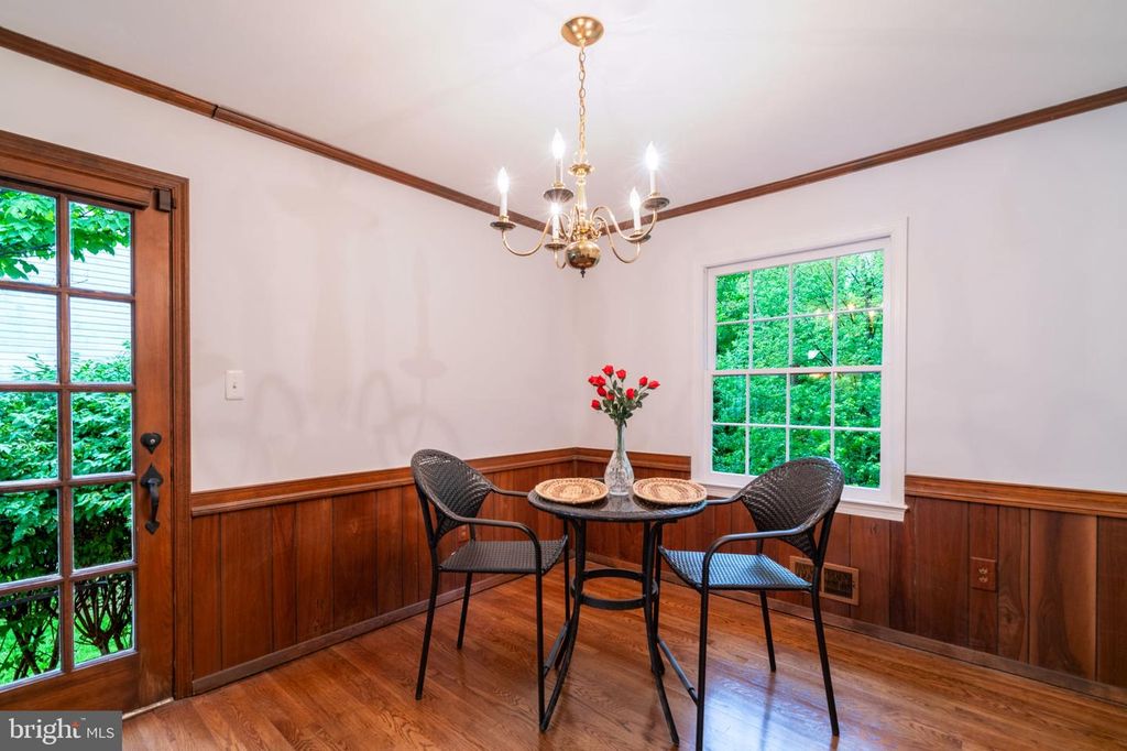 Image 14 of property listing at 14010 FLINT ROCK RD, Rockville, MD 20853
