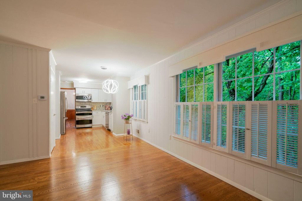 Image 15 of property listing at 14010 FLINT ROCK RD, Rockville, MD 20853