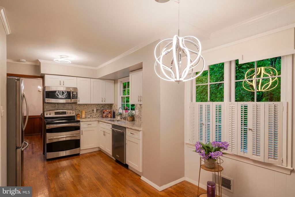 Image 16 of property listing at 14010 FLINT ROCK RD, Rockville, MD 20853