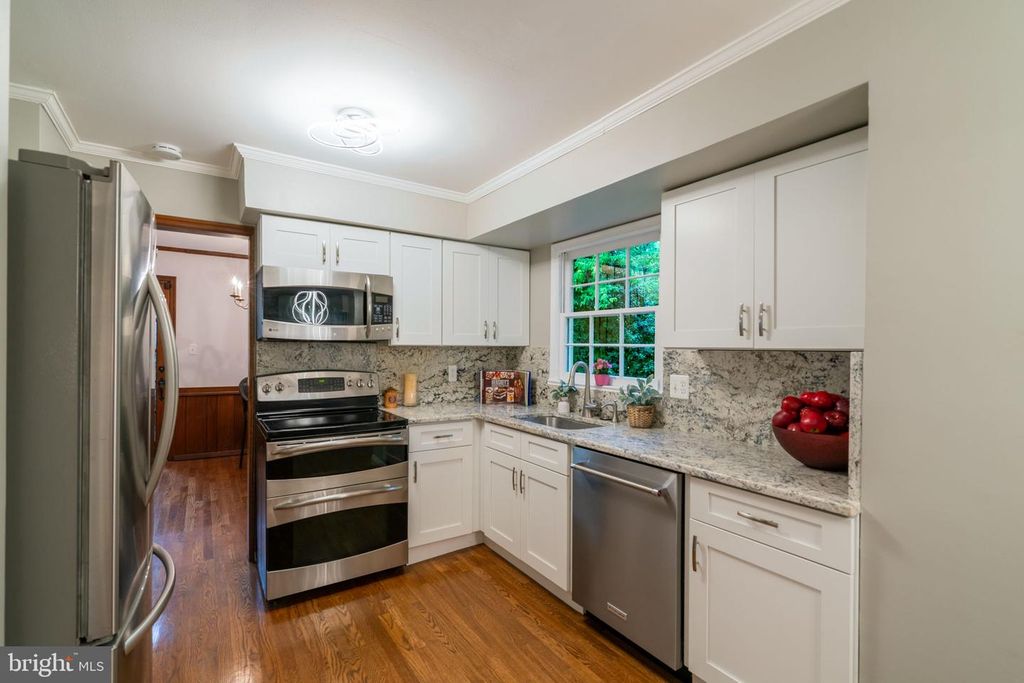 Image 17 of property listing at 14010 FLINT ROCK RD, Rockville, MD 20853