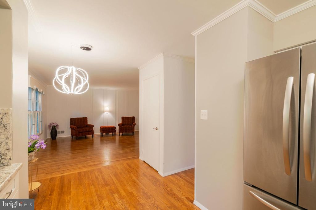 Image 18 of property listing at 14010 FLINT ROCK RD, Rockville, MD 20853
