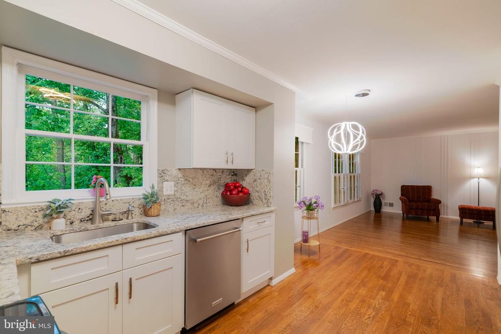 Image 19 of property listing at 14010 FLINT ROCK RD, Rockville, MD 20853