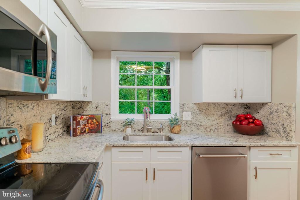 Image 20 of property listing at 14010 FLINT ROCK RD, Rockville, MD 20853