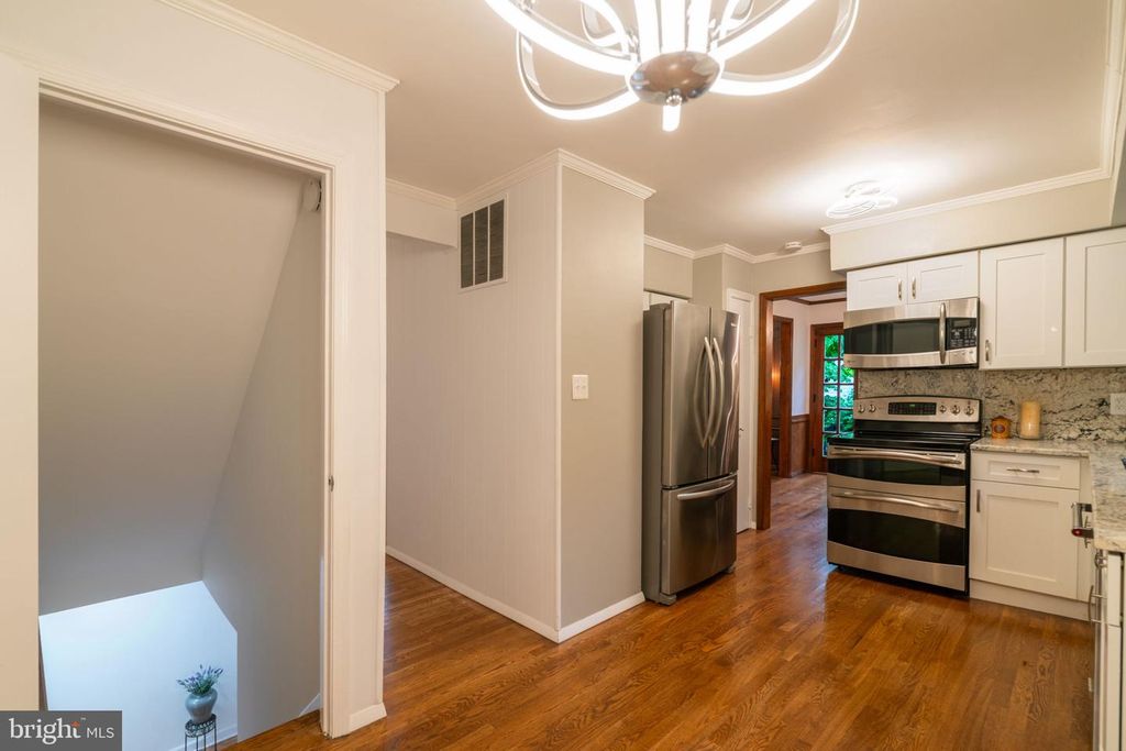 Image 21 of property listing at 14010 FLINT ROCK RD, Rockville, MD 20853