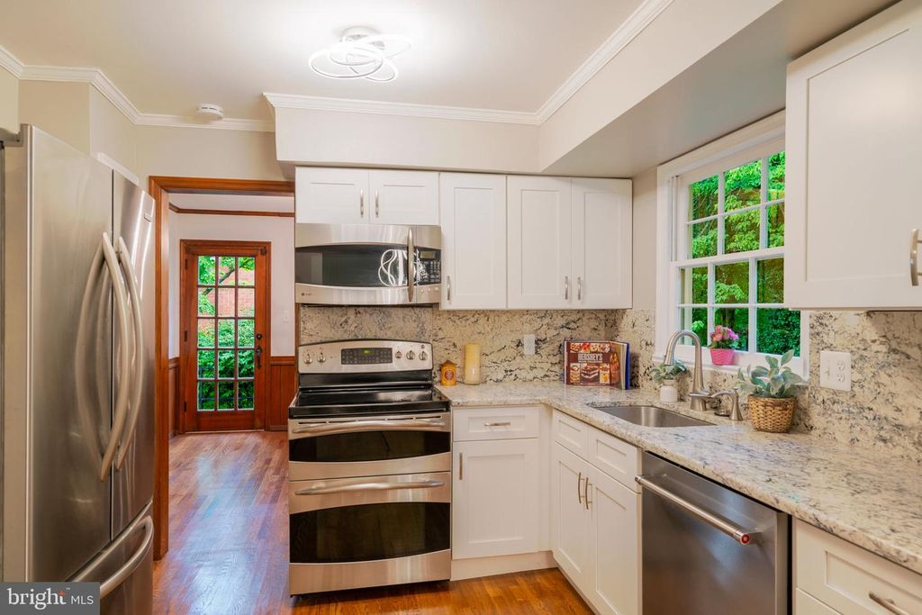 Image 22 of property listing at 14010 FLINT ROCK RD, Rockville, MD 20853