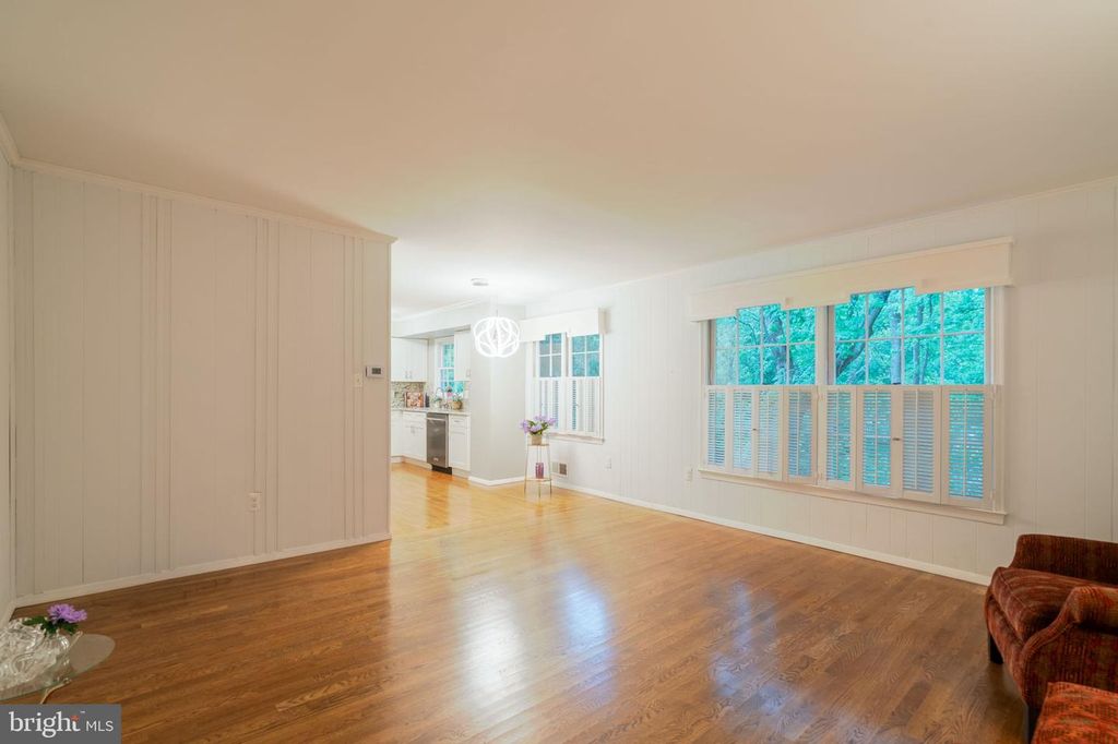 Image 23 of property listing at 14010 FLINT ROCK RD, Rockville, MD 20853