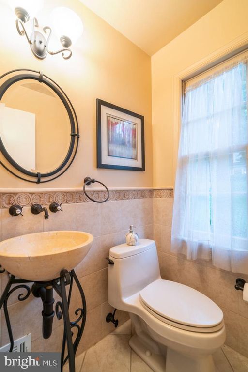 Image 27 of property listing at 14010 FLINT ROCK RD, Rockville, MD 20853
