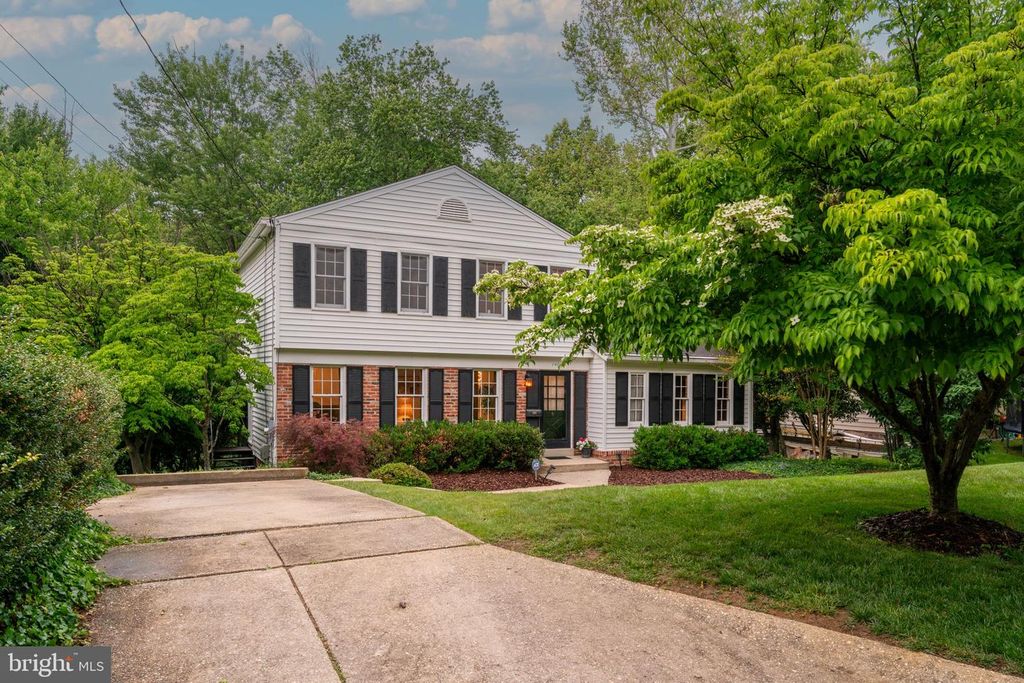 Image 3 of property listing at 14010 FLINT ROCK RD, Rockville, MD 20853
