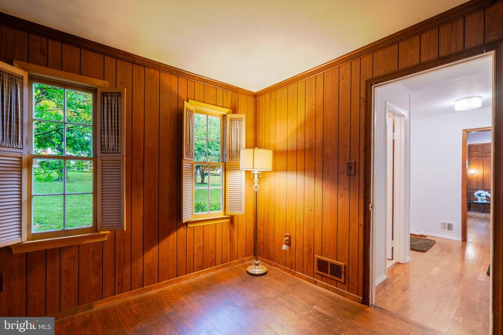 Image 30 of property listing at 14010 FLINT ROCK RD, Rockville, MD 20853