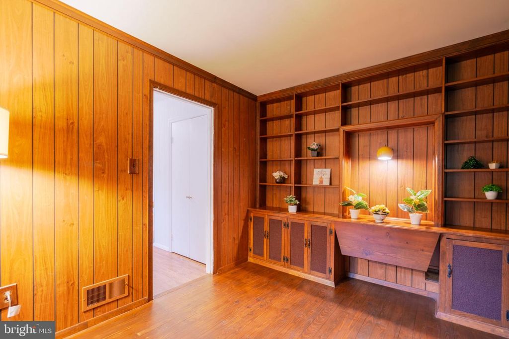 Image 31 of property listing at 14010 FLINT ROCK RD, Rockville, MD 20853