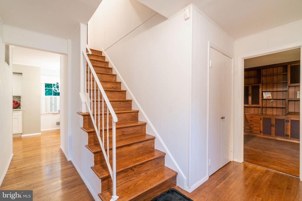 Image 32 of property listing at 14010 FLINT ROCK RD, Rockville, MD 20853