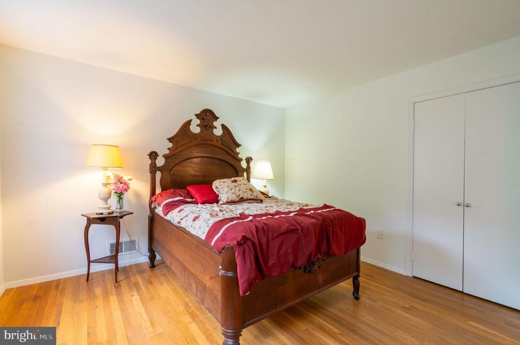 Image 39 of property listing at 14010 FLINT ROCK RD, Rockville, MD 20853