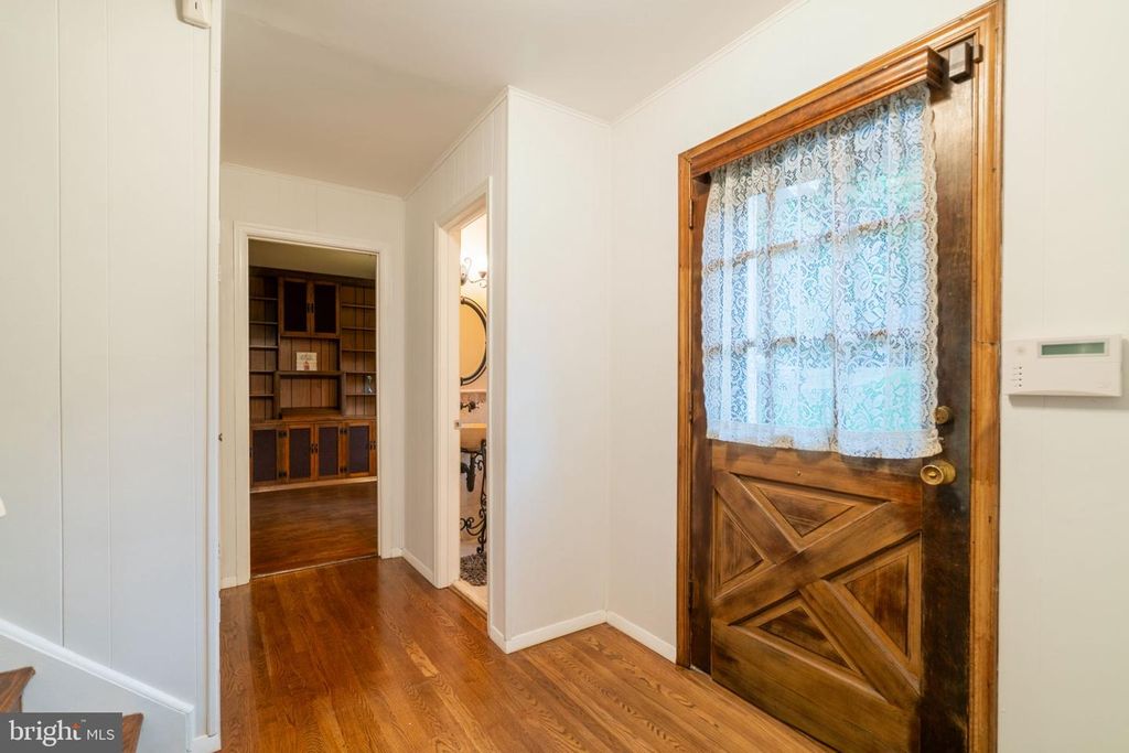 Image 4 of property listing at 14010 FLINT ROCK RD, Rockville, MD 20853