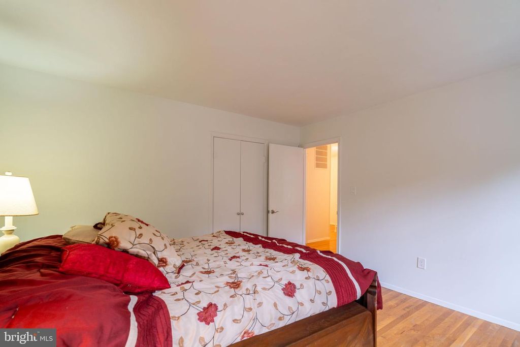 Image 40 of property listing at 14010 FLINT ROCK RD, Rockville, MD 20853