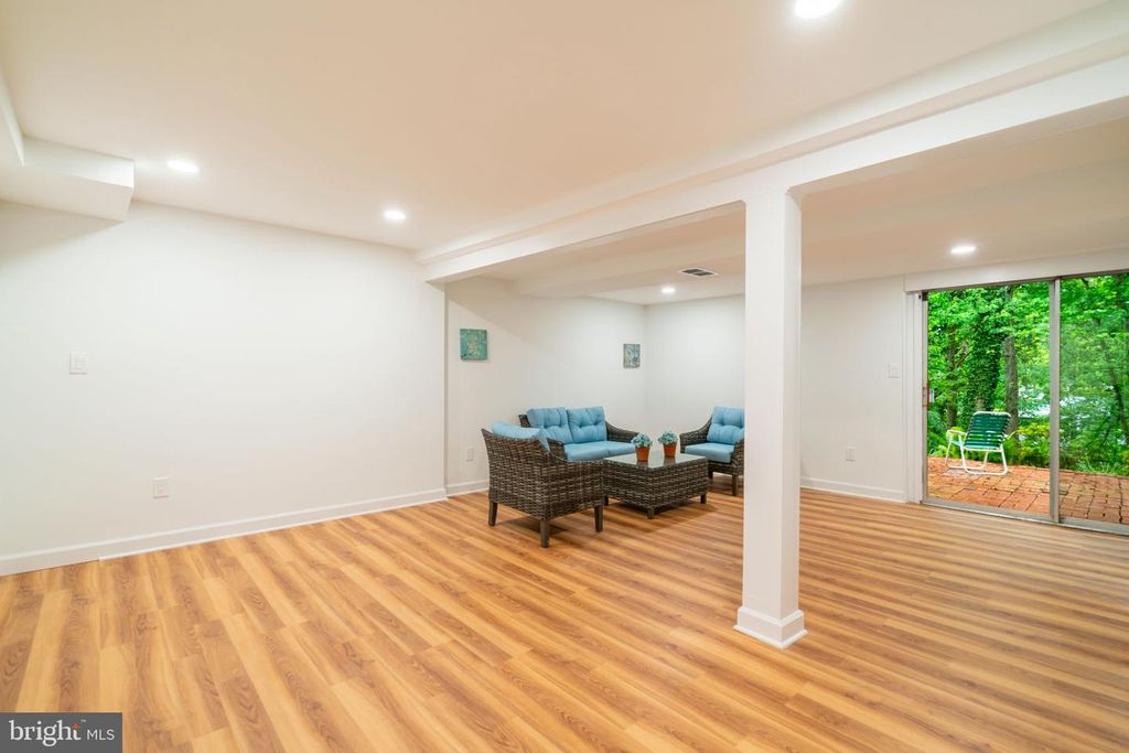 Image 48 of property listing at 14010 FLINT ROCK RD, Rockville, MD 20853