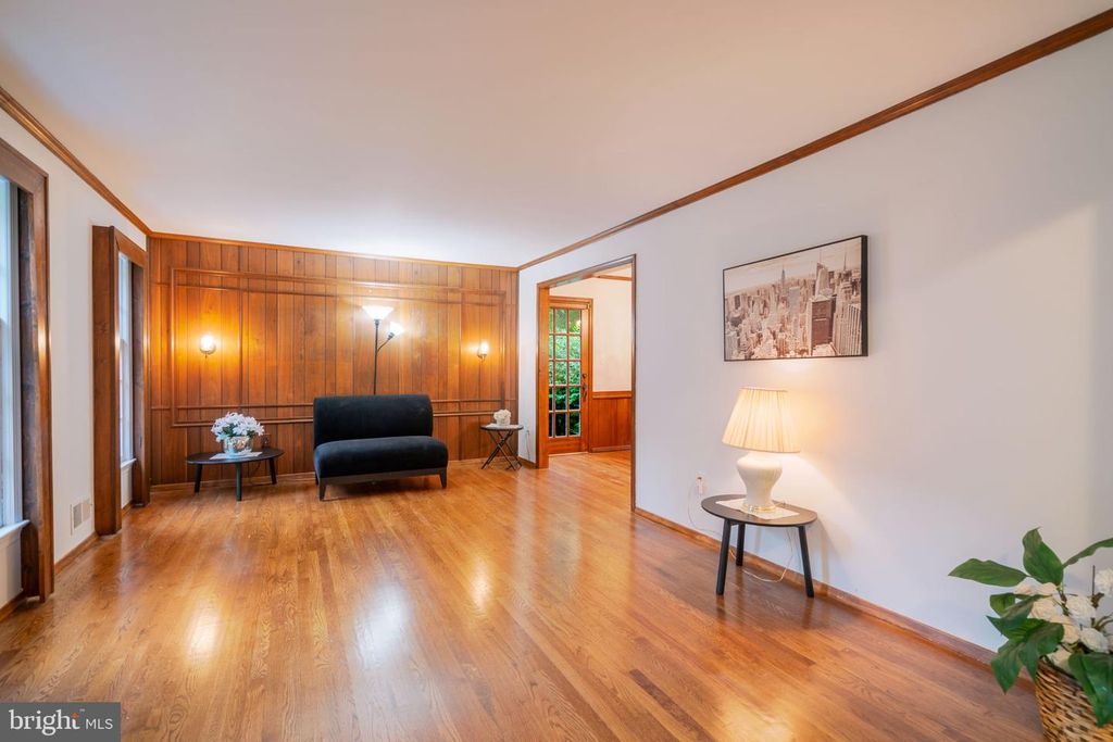 Image 5 of property listing at 14010 FLINT ROCK RD, Rockville, MD 20853