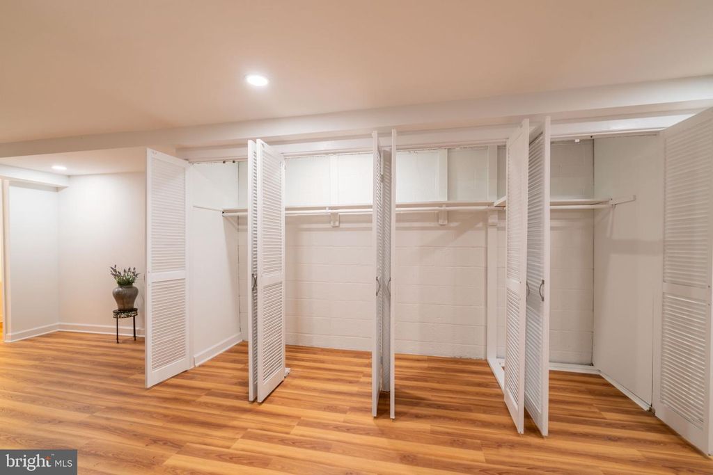 Image 51 of property listing at 14010 FLINT ROCK RD, Rockville, MD 20853