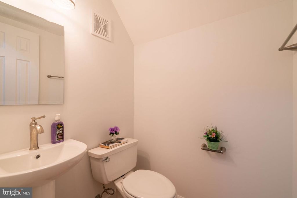 Image 52 of property listing at 14010 FLINT ROCK RD, Rockville, MD 20853