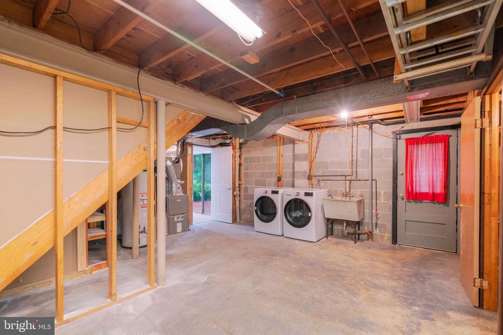 Image 53 of property listing at 14010 FLINT ROCK RD, Rockville, MD 20853