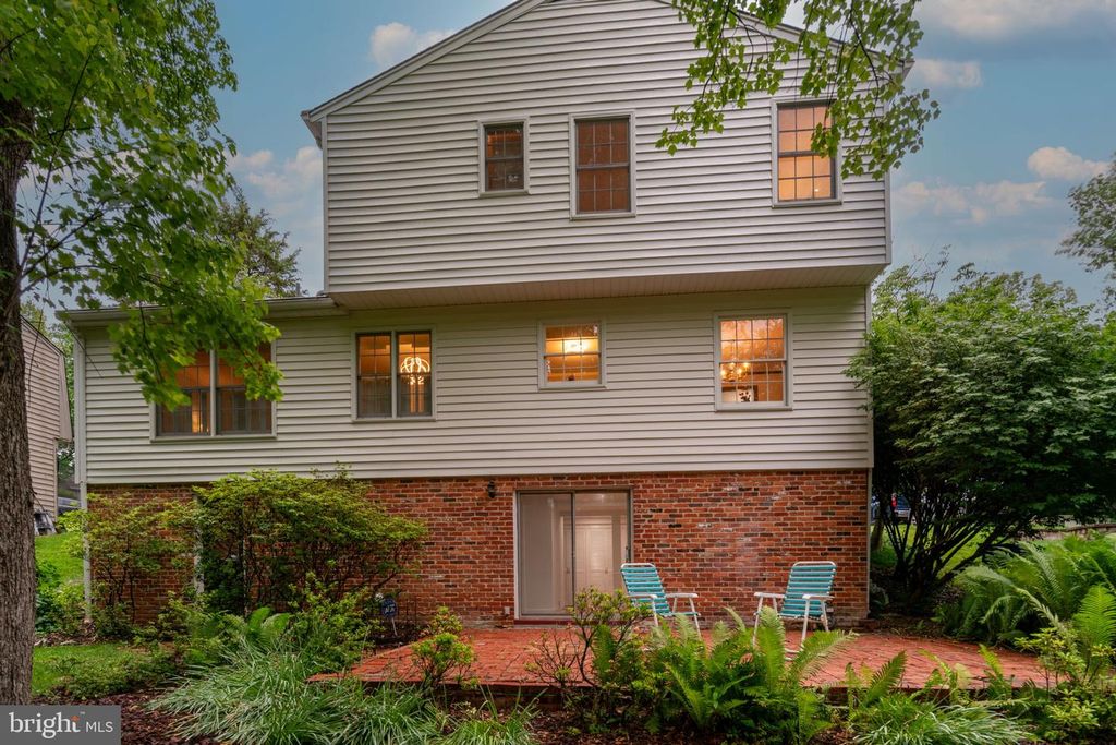 Image 57 of property listing at 14010 FLINT ROCK RD, Rockville, MD 20853