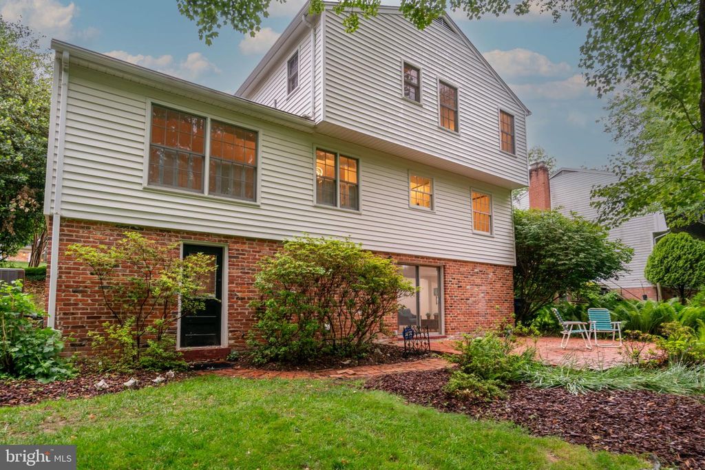 Image 58 of property listing at 14010 FLINT ROCK RD, Rockville, MD 20853