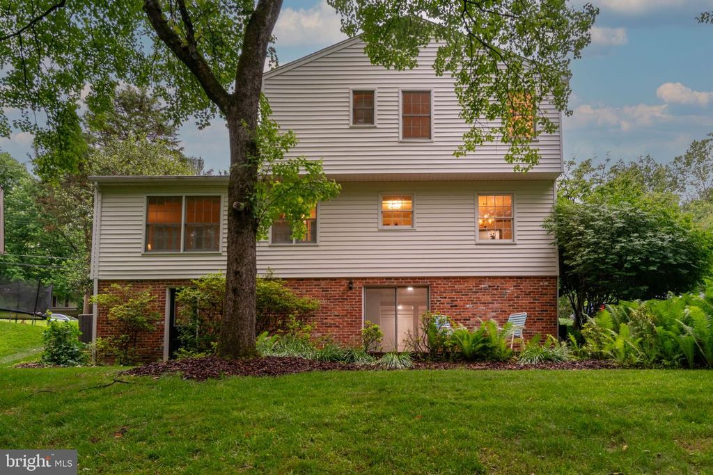 Image 59 of property listing at 14010 FLINT ROCK RD, Rockville, MD 20853