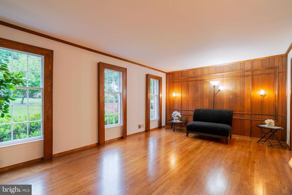 Image 7 of property listing at 14010 FLINT ROCK RD, Rockville, MD 20853