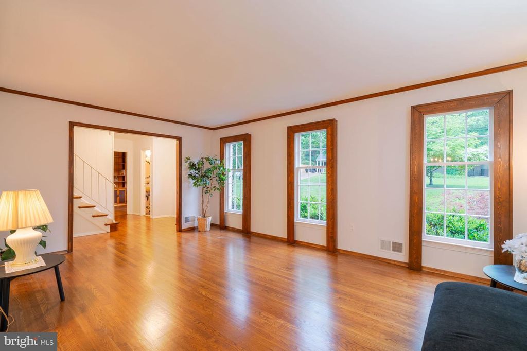 Image 8 of property listing at 14010 FLINT ROCK RD, Rockville, MD 20853