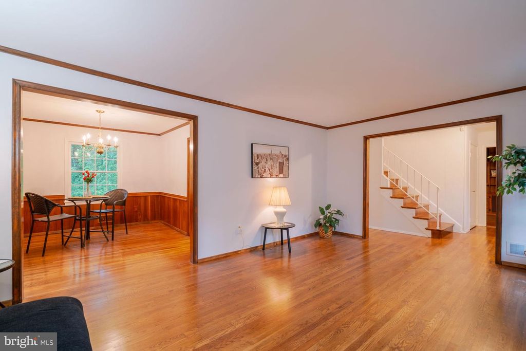 Image 9 of property listing at 14010 FLINT ROCK RD, Rockville, MD 20853