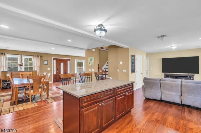 576 Richfield Ave, Kenilworth Boro, NJ 07033